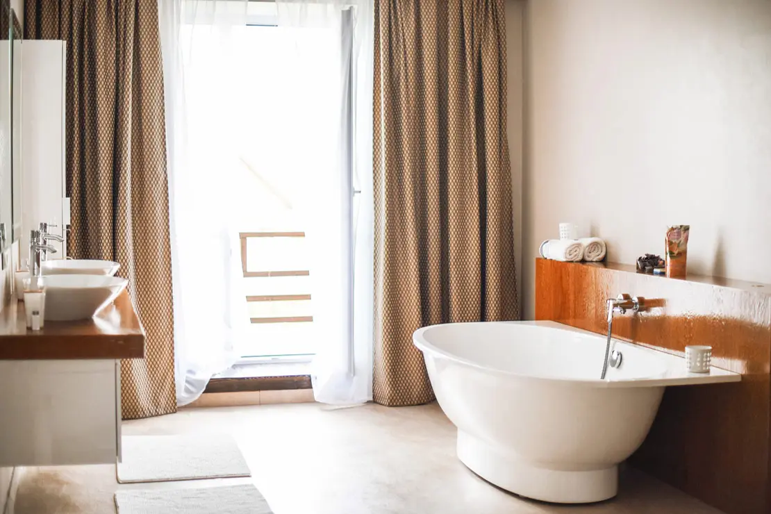 Salle de bain avec des murs et un sol en béton ciré beige à Pau